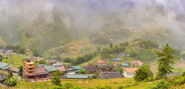 Sapa 'nın sisli manzarası, Kuzeybatı Vietnam. Vietnam, Coronovirus COVID 19 karantinasından sonra turizme açıldı