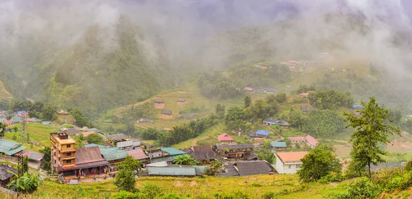 Paysage de Sapa dans le brouillard, Nord-Ouest du Vietnam. Vietnam ouvre au tourisme après la quarantaine Coronovirus COVID 19 — Photo