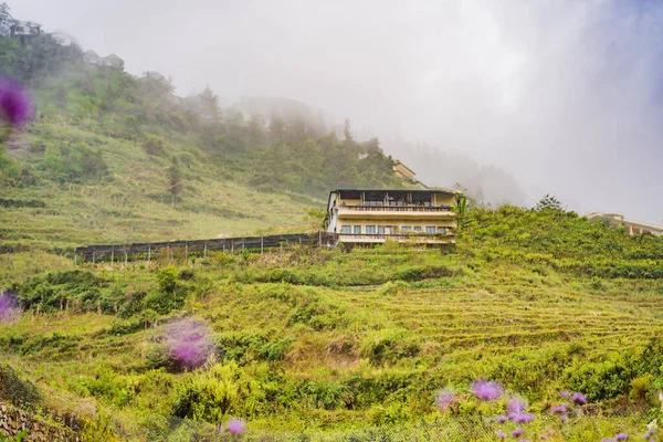 Paysage de Sapa dans le brouillard, Nord-Ouest du Vietnam. Vietnam ouvre au tourisme après la quarantaine Coronovirus COVID 19 — Photo