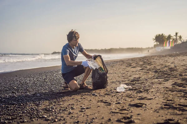 젊은이 가 해변을 청소하고 있어. 어린이들의 자연 교육 — 스톡 사진