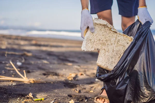 Junger Mann beim Aufräumen am Strand. Natürliche Erziehung der Kinder — Stockfoto