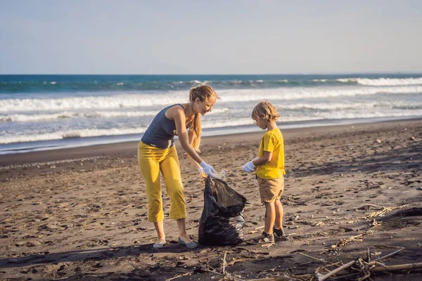 Mutter und Sohn säubern den Strand. Natürliche Erziehung der Kinder — Stockfoto