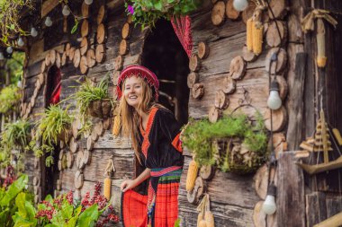 Vietnam dağları sakinleri Hmong 'un geleneksel elbisesini giymiş bir kadın turist. Sapa 'da siste, Kuzeybatı Vietnam' da bir kadın. Vietnam seyahat konsepti. UNESCO Mirası