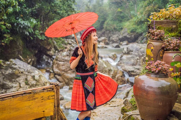 A female tourist dressed in the traditional dress of the inhabitants of the Vietnamese mountains, the Hmong. Woman in Sapa in the fog, Northwest Vietnam. Vietnam travel concept. UNESCO heritage — Stock Photo, Image