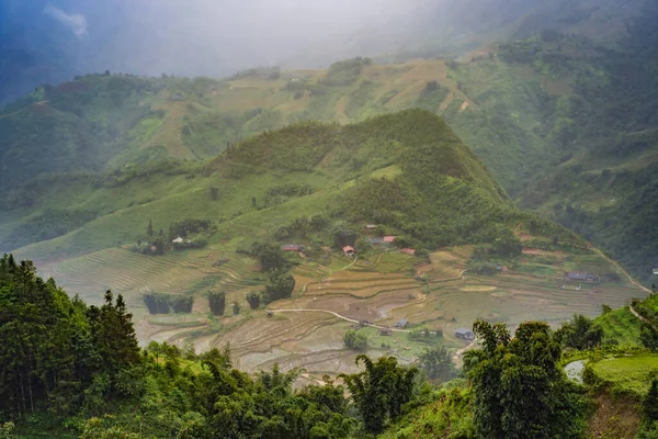 Paisaje de Sapa en la niebla, noroeste de Vietnam. Vietnam abre al turismo tras cuarentena Coronovirus COVID 19 —  Fotos de Stock