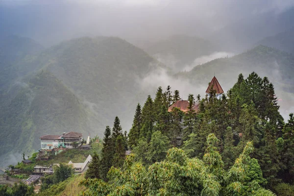 Paysage de Sapa dans le brouillard, Nord-Ouest du Vietnam. Vietnam ouvre au tourisme après la quarantaine Coronovirus COVID 19 — Photo