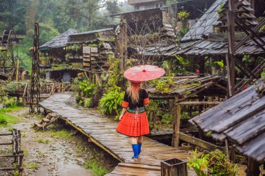 Vietnam dağları sakinleri Hmong 'un geleneksel elbisesini giymiş bir kadın turist. Sapa 'da siste, Kuzeybatı Vietnam' da bir kadın. Vietnam seyahat konsepti. UNESCO Mirası