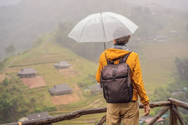 Sapa 'da sisli, Kuzeybatı Vietnam' da şemsiyeli bir adam. Vietnam seyahat konsepti. UNESCO mirası. Vietnam, Coronovirus COVID 19 karantinasından sonra turizme açıldı — Stok fotoğraf