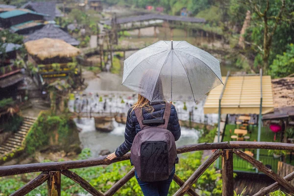 Mulher turista com guarda-chuva em Sapa no nevoeiro, Noroeste do Vietnã. Vietname conceito de viagem. Património da UNESCO. Vietname abre para o turismo após quarentena Coronovirus COVID 19 — Fotografia de Stock