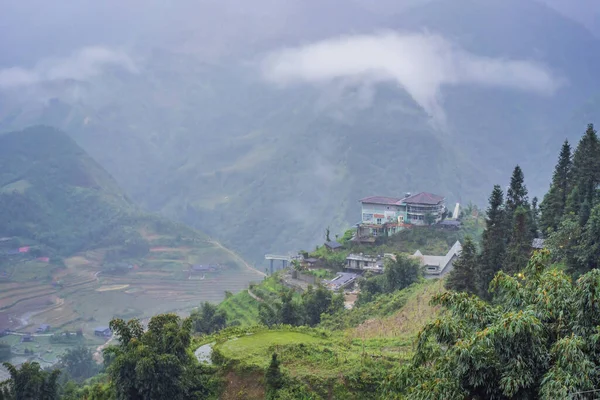 Terrasses de riz dans le brouillard à Sapa, Vietnam. Les rizières préparent la récolte au nord-ouest du Vietnam. Vietnam ouvre au tourisme après la quarantaine Coronovirus COVID 19 — Photo