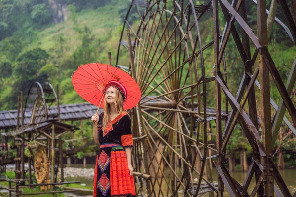 Μια γυναίκα τουρίστρια ντυμένη με το παραδοσιακό φόρεμα των κατοίκων των βιετναμέζικων βουνών, η Hmong. Γυναίκα στην Sapa στην ομίχλη, Βορειοδυτικό Βιετνάμ. Βιετνάμ ταξιδιωτική έννοια. Κληρονομιά UNESCO — Φωτογραφία Αρχείου