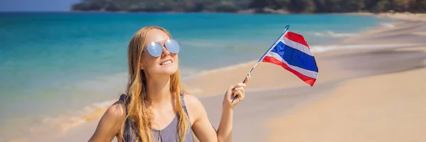 Tailandia reabrió a los turistas después de la cuarentena del Coronovirus COVID 19. Mujer feliz divirtiéndose en la playa con bandera de Tailandia. Hermosa chica disfrutando de viajar a Asia BANNER, FORMATO LARGO —  Fotos de Stock