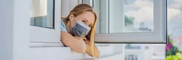 BANNER, FORMATO LUNGO Donna estremamente stanca che guarda fuori dalla finestra, da sola a casa. auto-isolamento a casa, quarantena a causa di pandemia COVID 19. Problemi di salute mentale in auto-isolamento a casa, quarantena — Foto Stock