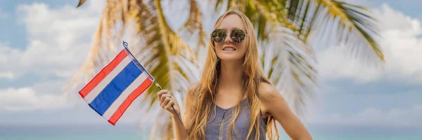 Tailândia reabriu aos turistas após quarentena Coronovirus COVID 19. Mulher feliz se divertindo na praia com a bandeira da Tailândia. Menina bonita que gosta de viajar para a Ásia BANNER, LONG FORMAT — Fotografia de Stock