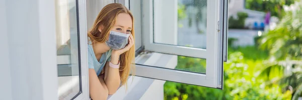 BANNER, Long Format Εξτρίμ κουρασμένος γυναίκα κοιτάζοντας έξω από το παράθυρο, το σπίτι μόνη της. Αυτοαπομόνωση στο σπίτι, καραντίνα λόγω πανδημίας COVID 19. Προβλήματα ψυχικής υγείας στην αυτο-απομόνωση στο σπίτι, καραντίνα — Φωτογραφία Αρχείου