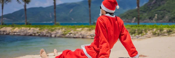 BANNER, LONGO FORMATO Papai Noel relaxando na praia do mar - Natal ou conceito feliz ano novo. Natal nos trópicos após quarentena foi levantada Coronovirus COVID 19 conceito — Fotografia de Stock
