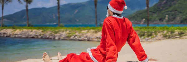 BANNER, FORMATO LUNGO Babbo Natale rilassante sulla spiaggia di mare - Natale o felice anno nuovo concetto. Natale ai tropici dopo la fine della quarantena Coronovirus COVID 19 concept — Foto Stock