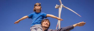 BANNER, ALternatif enerji, rüzgar çiftliği ve ailenle mutlu zamanlar. Oğlunu omuzlarında taşıyan mutlu baba tatilde ve doğaya kaçıyor. Baba oğlunu omuzlarında taşıyor ve...