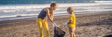 Anne ve oğlu sahili temizliyor. Çocukların doğal eğitim Banner, Uzun Format