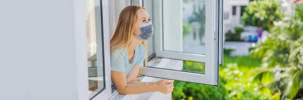 BANNER, FORMAT LONG Femme extrêmement fatiguée regardant par la fenêtre, seule à la maison. auto-isolement à la maison, quarantaine en raison d'une pandémie COVID 19. Problèmes de santé mentale dans l'auto-isolement à la maison, quarantaine — Photo