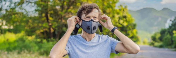 BANNER, LONG FORMAT Runner wearing medical mask, Coronavirus pandemic Covid-19. Sport, Active life in quarantine surgical sterilizing face mask protection. Outdoor run on athletics track in Corona — Stock Photo, Image