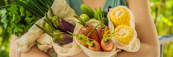 Verse groenten in een herbruikbare zak in de handen van een jonge vrouw. Geen afval concept Banner, Long Format — Stockfoto