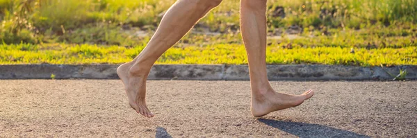 Чоловік бігун займається бігом по асфальту без взуття, без кросівок, для здоров'я BANNER, LONG FORMAT — стокове фото