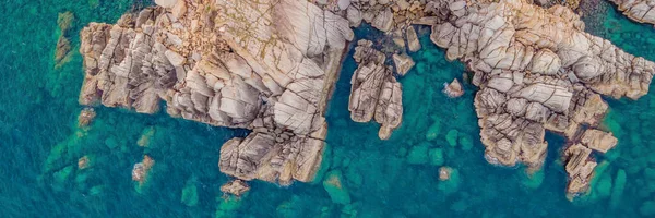Widok z lotu ptaka na fale oceaniczne i fantastyczne wybrzeże Skaliste BANNER, LONG FORMAT — Zdjęcie stockowe