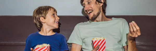 Pai e filho assistindo TV e comer popcort à noite em casa BANNER, LONG FORMAT — Fotografia de Stock