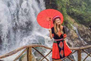 Vietnam dağları sakinleri Hmong 'un geleneksel elbisesini giymiş bir kadın turist. Sapa 'da siste, Kuzeybatı Vietnam' da bir kadın. Vietnam seyahat konsepti. UNESCO Mirası