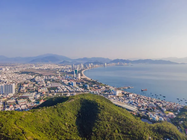 Luchtfoto uitzicht over Nha Trang stad, Vietnam genomen van drone — Stockfoto