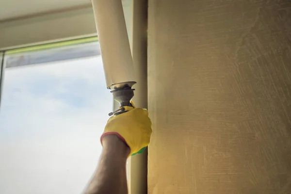 Constructor o manitas se dedica a la reparación o instalación de ventanas — Foto de Stock