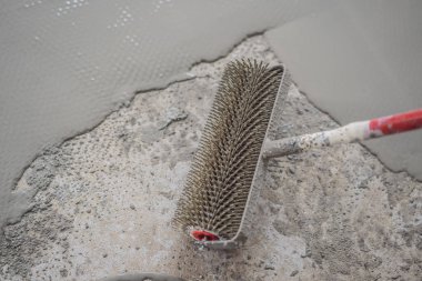 Döşeme kaplaması sırasında alçı, kendi seviyesini yükselten çimento harcı ile çalışır, iğne silindiri kullanır