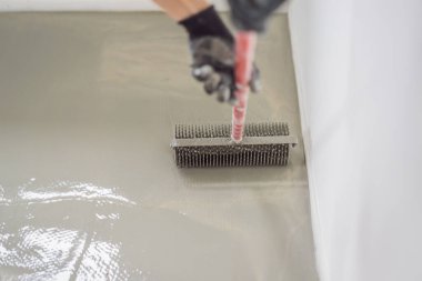 Döşeme kaplaması sırasında alçı, kendi seviyesini yükselten çimento harcı ile çalışır, iğne silindiri kullanır