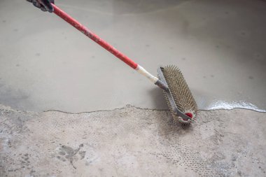Döşeme kaplaması sırasında alçı, kendi seviyesini yükselten çimento harcı ile çalışır, iğne silindiri kullanır