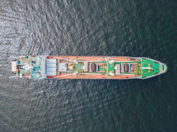 Красно-зеленое судно в море, рыбацкое судно или береговая охрана — стоковое фото
