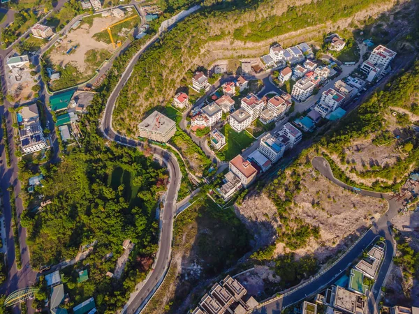 Drone utsikt över Nha Trang stad och en Vien by, Vietnam — Stockfoto