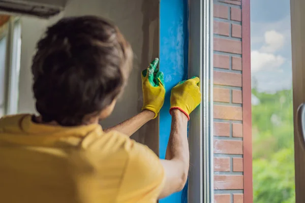Constructor o manitas se dedica a la reparación o instalación de ventanas —  Fotos de Stock