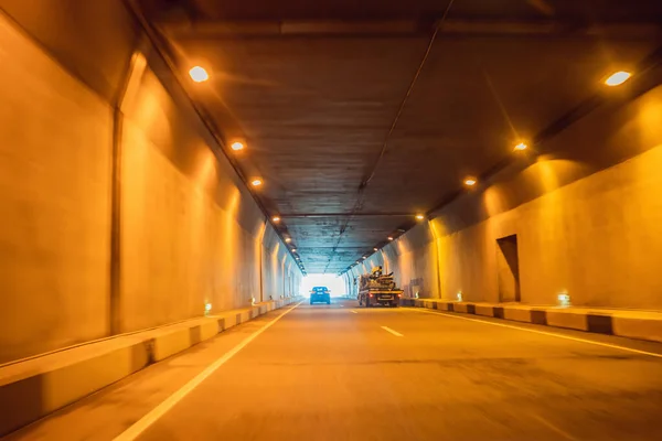 トンネル車モーションブラー高速夜のトラフィック — ストック写真