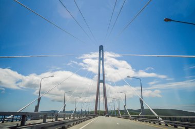 Rus adasına giden kablo destekli köprü. Vladivostok. - Rusya. Vladivostok, Rusya 'nın Pasifik kıyısındaki en büyük limanı ve APEC Forum' un merkezidir.