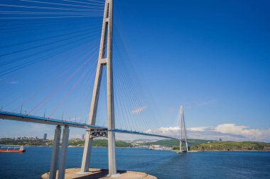 Rus adasına giden kablo destekli köprü. Vladivostok. - Rusya. Vladivostok, Rusya 'nın Pasifik kıyısındaki en büyük limanı ve APEC Forum' un merkezidir.