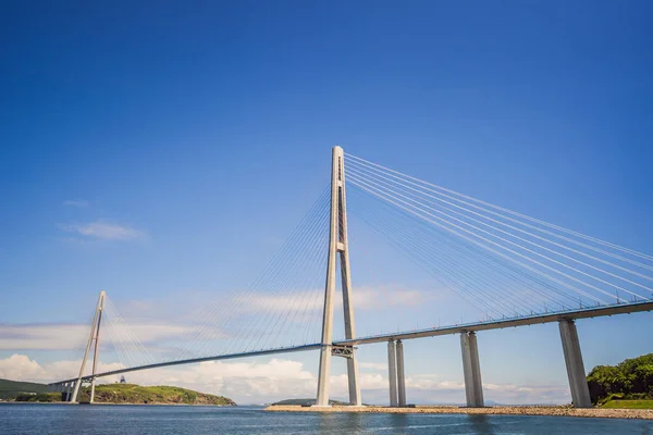 Cable-stayed bridge to Russian Island. Vladivostok. Russia. Vladivostok is the largest port on Russias Pacific coast and the center of APEC Forum — Stock Photo, Image