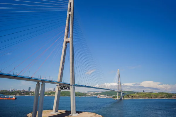 Cable-stayed bridge to Russian Island. Vladivostok. Russia. Vladivostok is the largest port on Russias Pacific coast and the center of APEC Forum — Stock Photo, Image