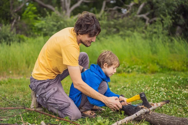 Pai e filho trabalhando com ferramentas ao ar livre — Fotografia de Stock