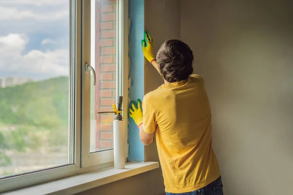 Costruttore o tuttofare è impegnato nella riparazione o installazione di finestre — Foto Stock