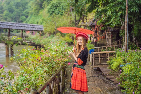 A female tourist dressed in the traditional dress of the inhabitants of the Vietnamese mountains, the Hmong. Woman in Sapa in the fog, Northwest Vietnam. Vietnam travel concept. UNESCO heritage — Stock Photo, Image