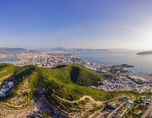 Luchtfoto uitzicht over Nha Trang stad, Vietnam genomen van drone — Stockfoto