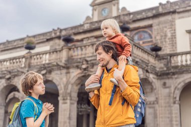Babası ve iki oğlu Mexico City 'deki Chapultepec Kalesi' ne birlikte kültürel bir gezinin tadını çıkarmaya gittiler. Turizm, miras keşfi ve aile bağları tatil kavramı.