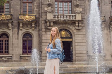 Mexico City 'deki Chapultepec Kalesi' nin yakınında duran genç bir turist tarihi mekanı keşfediyor. Solo seyahat, kültür mirası, turizm ve macera konsepti.