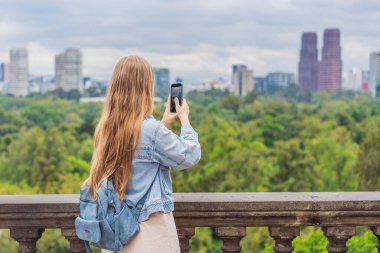 Mexico City 'deki Chapultepec Kalesi' nin yakınında duran genç bir turist tarihi mekanı keşfediyor. Solo seyahat, kültür mirası, turizm ve macera konsepti.